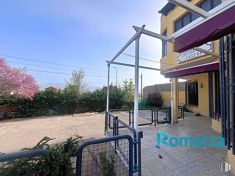 Retail for sale & for rent at Valle de Amblés, Muñogalindo, Ávila, 05530 with sky, cloud, building, plant, land lot, shade, road surface, neighbourhood, tree and urban design around