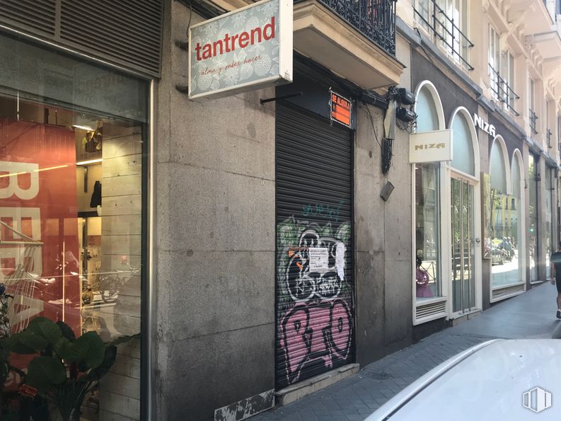 Local en venta en Calle Colegiata, 4, Centro, Madrid, 28012 con edificio, fachada, ciudad, fuente, ventana, casa, carretera, maceta, acera y minorista alrededor