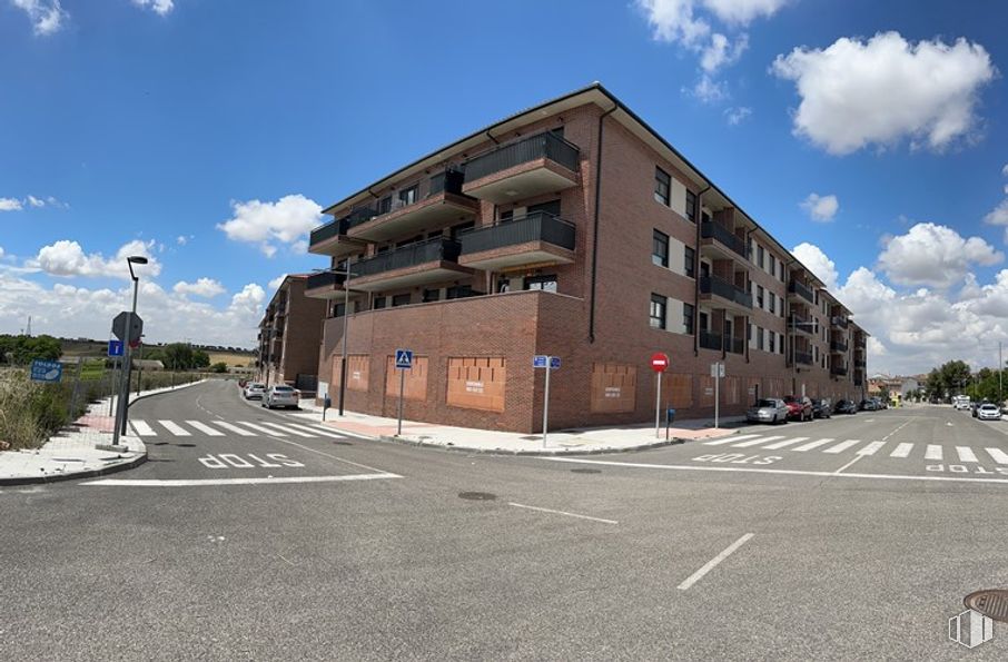 Local en venta en Calle Miguel Ángel Blanco, Torrejón de Velasco, Madrid, 28990 con edificio, nube, cielo, luz de la calle, ventana, superficie de la carretera, asfalto, arquitectura, diseño urbano y barrio alrededor