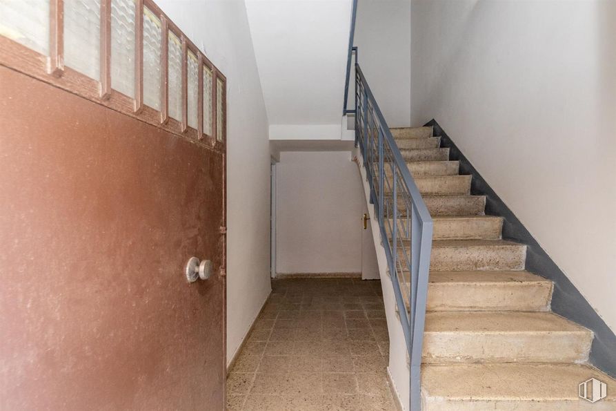 Industrial for rent at Calle Castrobarto, Barajas, Madrid, 28042 with wall, wood, flooring, floor, stairs, handrail, apartment, wood stain, building material and daylighting around