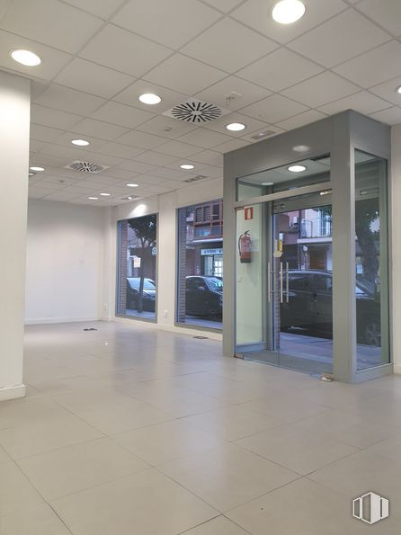 Local en alquiler en Calle Jardines, 8, Getafe, Madrid, 28901 con accesorio, diseño de interiores, arquitectura, edificio, pared, suelo, techo, puerta, suelo de baldosas y vidrio alrededor