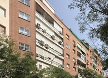 Retail for sale at Zona Niño Jesús, Retiro, Madrid, 28009 with window, car, sky, building, daytime, tire, tree, infrastructure, wheel and vehicle around