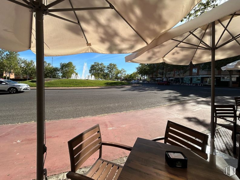 Local en alquiler en Calle José María de Pereda, Alcalá de Henares, Madrid, 28806 con coche, silla, mesa, mesa de trabajo, rueda, sombra, cielo, madera, muebles de exterior y neumático alrededor