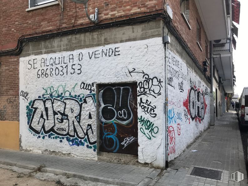 Local en venta en Calle Antonio Rodríguez, 12, Carabanchel, Madrid, 28044 con puerta, edificio, escritura a mano, infraestructura, arte, fuente, grafiti, ladrillo, pared y casa alrededor