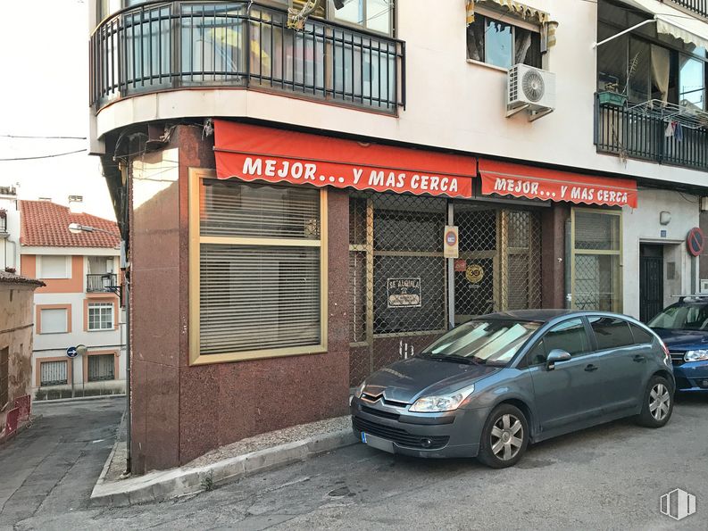 Local en alquiler y venta en Calle Mercado, 12, Campo Real, Madrid, 28510 con coche, neumático, ventana, rueda, luz de estacionamiento automotriz, edificio, vehículo, propiedad, iluminación automotriz y placa de matrícula del vehículo alrededor