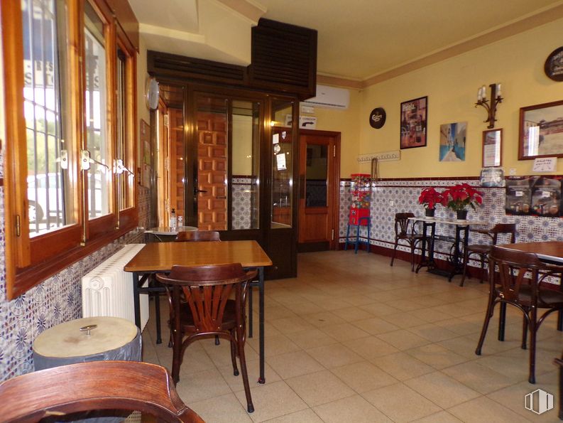 Retail for sale at Calle Convento, Tembleque, Toledo, 45780 with table, chair, furniture, picture frame, wood, interior design, architecture, window, floor and flooring around