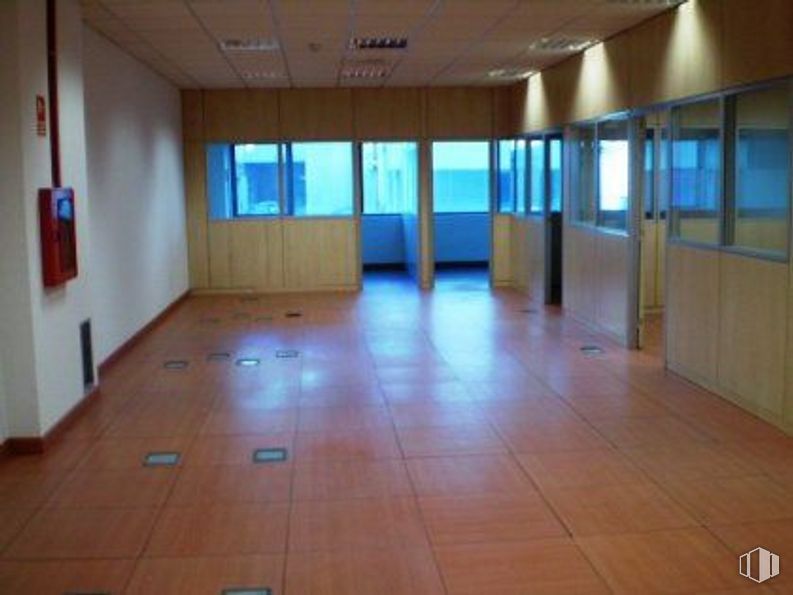 Oficina en alquiler en Palomeras Sureste, Puente de Vallecas, Madrid, 28038 con ventana, edificio, hall, madera, suelos, suelo, accesorio, casa, techo y madera dura alrededor