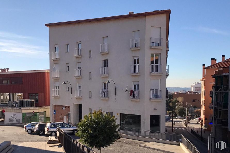 Local en alquiler y venta en Calle Santa Teresa, 3, Arganda del Rey, Madrid, 28500 con edificio, planta, coche, cielo, propiedad, ventana, neumático, rueda, diseño urbano y vehículo alrededor