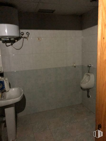 Local en venta en Calle Argentina, 13, Leganés, Madrid, 28914 con fregadero, propiedad, accesorio de plomería, edificio, negro, baño, accesorio, piso, suelo y lavabo del baño alrededor