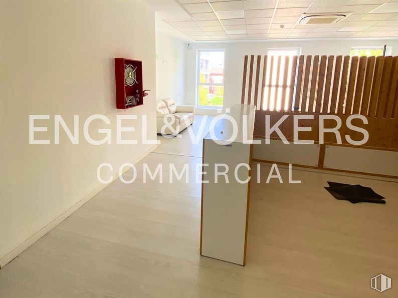 Oficina en alquiler en Calle Julián Camarillo, 38, San Blas - Canillejas, Madrid, 28037 con ventana, madera, accesorio, interiorismo, suelo, suelos, edificio, pared, fuente y hall alrededor