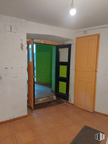 Retail for rent at Calle Valenciana, San Ildefonso, Segovia, 40100 with door, fixture, building, wood, paint, flooring, floor, handle, dead bolt and home door around