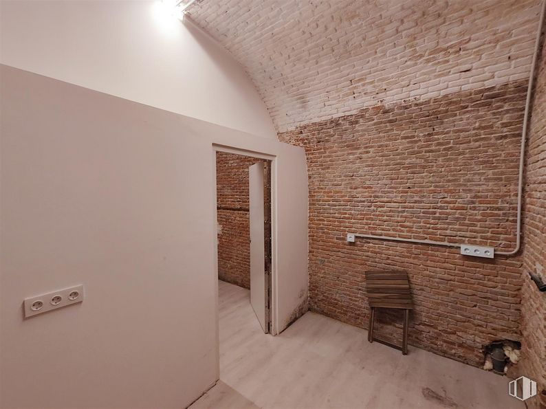 Local en alquiler y venta en Calle Amor de Dios, Centro, Madrid, 28014 con madera, edificio, suelos, suelo, accesorio, casa, techo, madera dura, ladrillo y material de construcción alrededor