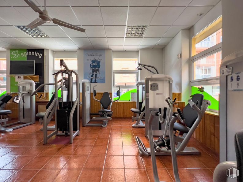 Retail for sale at Calle Eras, Ávila, 05002 with ceiling fan, exercise machine, building, flooring, floor, gym, leisure, physical fitness, treadmill and exercise around