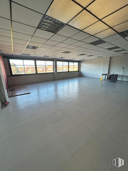 Industrial for rent at Calle Plasencia, Móstoles, Madrid, 28935 with window, floor, flooring, ceiling, composite material, hall, glass, transparency, daylighting and tile flooring around