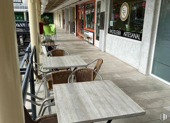 Retail for sale at Zona Torrelodones Colonia, Torrelodones, Madrid, 28250 with chair, table, flooring, floor, furniture, interior design, ceiling, restaurant, glass and kitchen & dining room table around