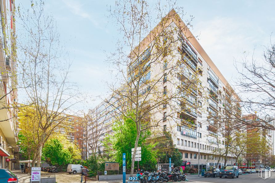 Oficina en alquiler en Paseo Castellana, 182, Chamartín, Madrid, 28046 con edificio, rueda, nube, cielo, neumático, planta, ventana, naturaleza, infraestructura y hoja alrededor