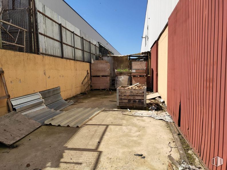 Nave en venta en Polígono Industrial El Vaciadero, Santorcaz, Madrid, 28818 con mesa de trabajo, mueble, edificio, cielo, infraestructura, superficie de carretera, madera, albañilería, ladrillo y lote de tierra alrededor