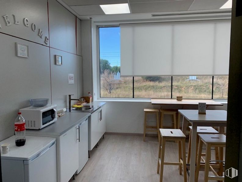 Oficina en venta en Edificio Oficant, Ronda Poniente, 15, Tres Cantos, Madrid, 28760 con taburete, horno microondas, ventana, aparato de cocina, ebanistería, mueble, propiedad, edificio, accesorio y cocina alrededor