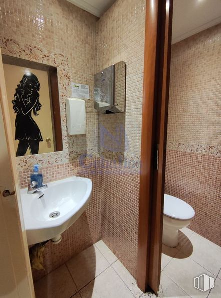 Retail for sale at Calle Ferial, Guadalajara, 19002 with toilet, sink, mirror, plumbing fixture, tap, bathroom, bathroom sink, purple, interior design and building around