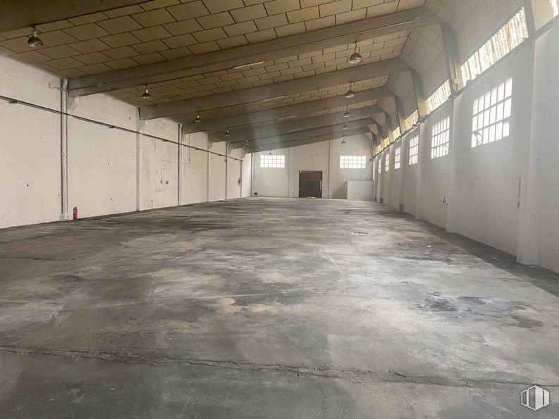 Nave en alquiler en Zona empresarial, Coslada, Madrid, 28820 con ventana, madera, suelos, suelo, hall, pared, superficie de la carretera, material compuesto, asfalto y puerta alrededor