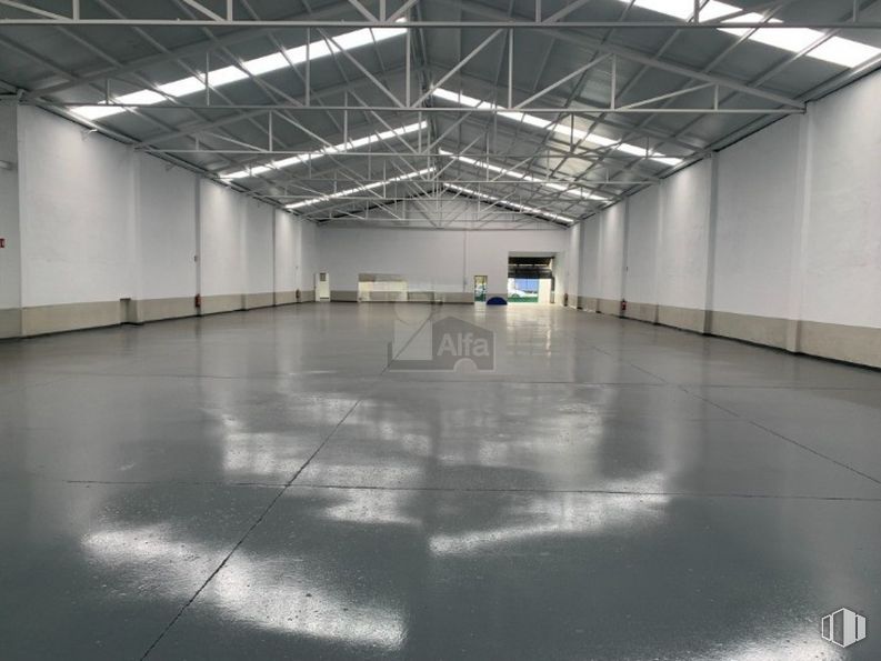 Nave en venta en Polígono Industrial Nuestra Señora de Butarque, Leganés, Madrid, 28914 con hall, suelos, accesorio, suelo, edificio, arte, vidrio, techo, simetría y espacio alrededor