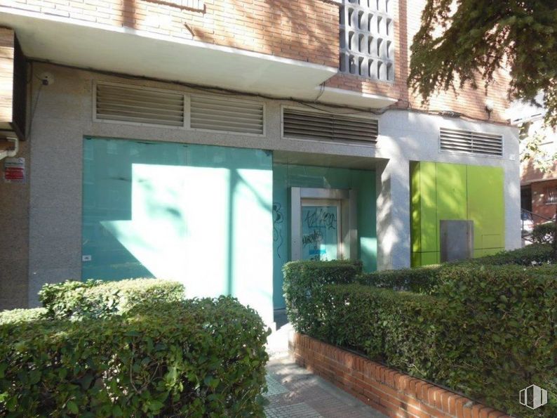 Retail for sale & for rent at Paseo Chopera, 5, Alcobendas, Madrid, 28100 with window, door, plant, neighbourhood, tree, facade, groundcover, urban design, road surface and hedge around