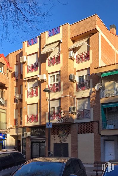 Retail for rent at Calle Gálvez, 5, Getafe, Madrid, 28902 with car, window, building, sky, blue, vehicle, neighbourhood, architecture, urban design and residential area around