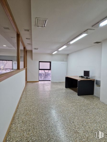 Oficina en alquiler en Calle Muñoz Urra, 7, Talavera de la Reina, Toledo, 45600 con escritorio, alumbrado, hall, interiorismo, suelos, suelo, pared, inmobiliario, accesorio y madera alrededor