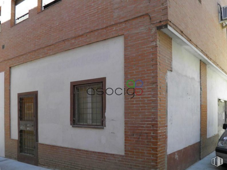 Local en alquiler y venta en Zona Casco Histórico, Guadalajara, 19001 con ventana, puerta, coche, luz de estacionamiento, accesorio, madera, ladrillo, albañilería, matrícula del vehículo y vehículo alrededor