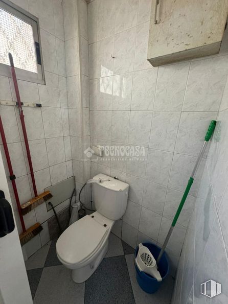 Local en alquiler en Calle Orquídea, Alcalá de Henares, Madrid, 28803 con inodoro, ventana, propiedad, asiento del inodoro, cuarto de baño, morado, interiorismo, suelo, edificio y suelos alrededor