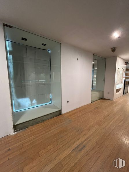 Retail for rent at Calle Infantas, 19, Centro, Madrid, 28004 with fixture, wood, building, interior design, flooring, door, wood stain, laminate flooring, hardwood and composite material around