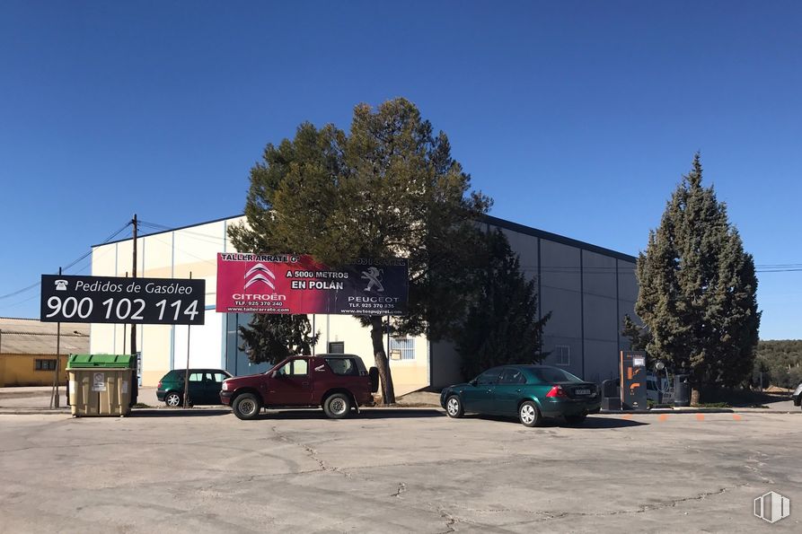 Industrial for sale at Carretera Navalpino, 9, Guadamur, Toledo, 45160 with car, building, sky, tire, vehicle, wheel, motor vehicle, automotive tire, tree and asphalt around