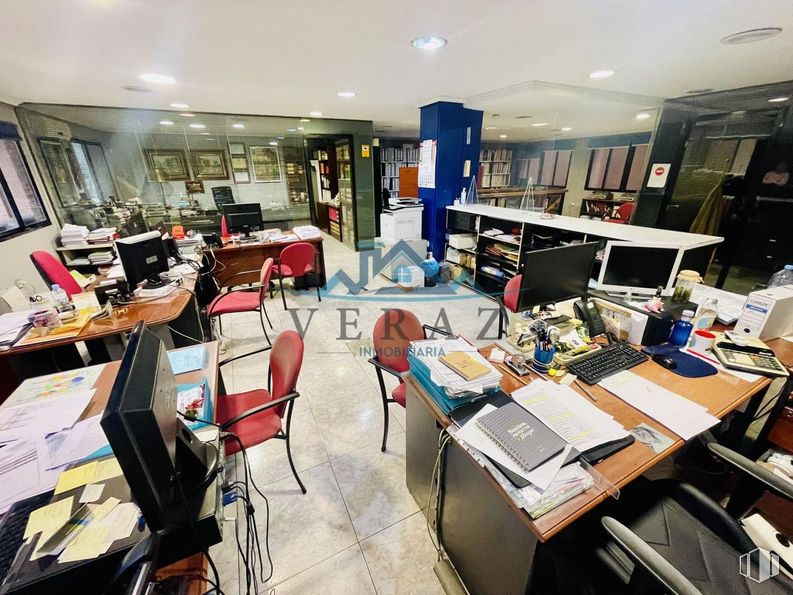 Retail for sale at Calle Ronda Cañillo, Talavera de la Reina, Toledo, 45600 with computer monitor, chair, desk, computer keyboard, table, computer, property, personal computer, computer desk and shelf around