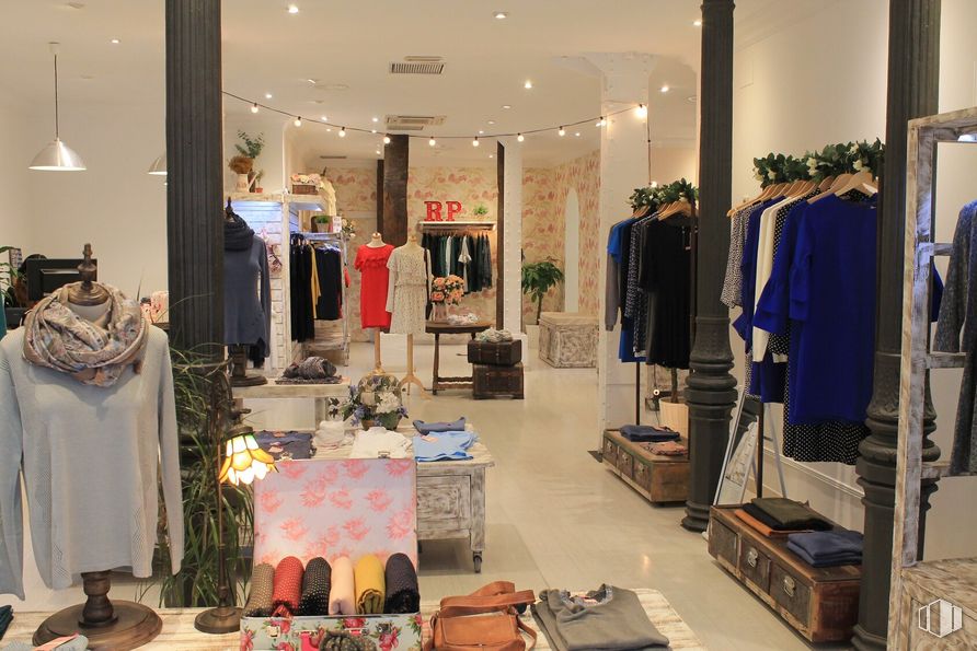 Local en alquiler en Calle Fuencarral, Centro, Madrid, 28004 con bufanda, equipaje y bolsos, moda, diseño automotriz, textil, interiorismo, caja de envío, minorista, bolsa y equipaje y maletas alrededor