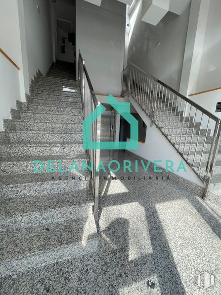 Oficina en venta en Calle Perú, Las Rozas de Madrid, Madrid, 28290 con escaleras, superficie de carretera, suelo, gris, piso, blanco y negro, madera, asfalto, material compuesto y paralelo alrededor