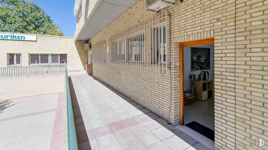 Oficina en venta en Zona Hortaleza, Hortaleza, Madrid, 28033 con mueble, edificio, ladrillo, enladrillado, madera, ventana, sombra, diseño urbano, piso, suelo y vía muerta alrededor