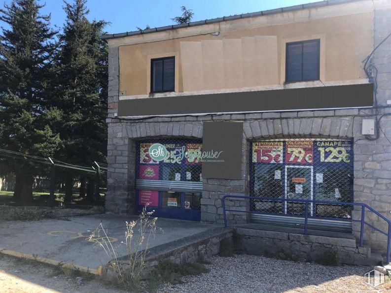 Retail for sale at Avenida Vía Roma, Segovia, 40003 with window, building, sky, plant, tree, neighbourhood, door, real estate, facade and road around