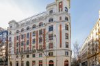 Office for rent at Calle José Abascal, 44, Chamberí, Madrid, 28003 with building, sky, window, condominium, tree, urban design, residential area, city, fixture and tower block around