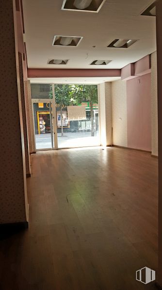 Retail for sale & for rent at Calle Trinidad, Talavera de la Reina, Toledo, 45600 with building, fixture, window, wood, floor, flooring, tree, hall, house and tints and shades around