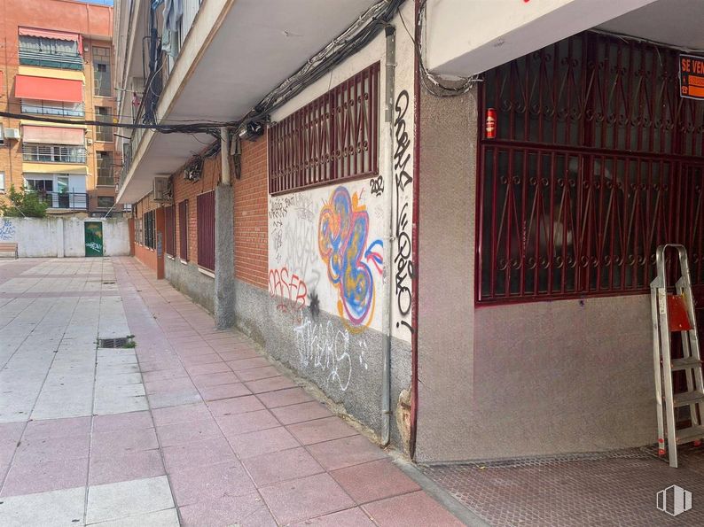 Retail for sale at Casco urbano, Alcobendas, Madrid, 28100 with ladder, building, art, wall, brick, brickwork, tree, road surface, facade and sidewalk around