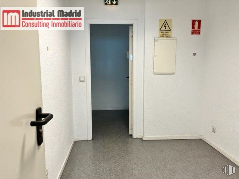 Nave en venta en Polígono Industrial San Fernando, San Fernando de Henares, Madrid, 28830 con manija de la puerta, puerta, accesorio, propiedad material, pavimento, gas, techo, habitación, edificio y diseño alrededor