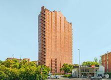 Office for rent at Edificio Bronce, Avenida Burgos, 8 A, Chamartín, Madrid, 28036 with building, sky, plant, skyscraper, tree, house, urban design, tower block, condominium and residential area around