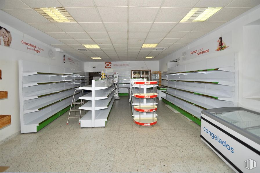 Retail for rent at Plaza Mayor C, Cogolludo, Guadalajara, 19230 with bookcase, fixture, gas, flooring, composite material, building, retail, machine, ceiling and houseplant around