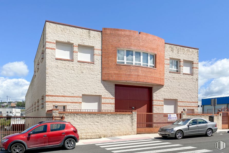 Industrial for sale & for rent at Polígono Industrial Sur, Colmenar Viejo, Madrid, 28770 with car, window, building, land vehicle, wheel, tire, sky, cloud, property and vehicle around