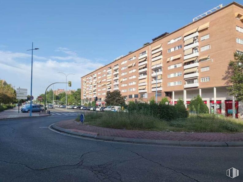 Retail for sale & for rent at Calle Parque Bujaruelo, Alcorcón, Madrid, 28924 with building, sky, plant, cloud, street light, window, tree, urban design, road surface and asphalt around