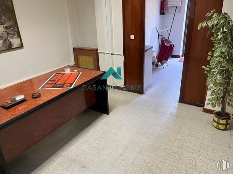 Retail for rent at Zona Puerta del Angel, La Latina, Madrid, 28011 with picture frame, desk, houseplant, plant, wood, table, interior design, flooring, floor and door around