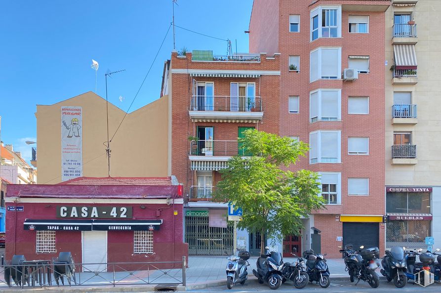 Local en venta en Calle Marqués de Viana, 40, Tetuán, Madrid, 28039 con edificio, motocicleta, ventana, cielo, propiedad, rueda, neumático, árbol, diseño urbano y barrio alrededor