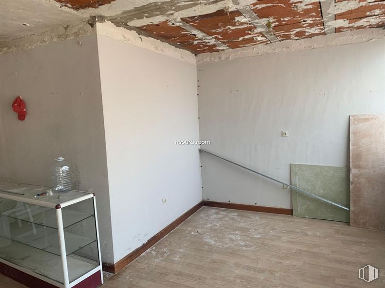 Retail for sale at Calle Agustín Rodríguez Sahagun, Ávila, 05003 with table, property, building, wood, floor, house, flooring, material property, hardwood and ceiling around