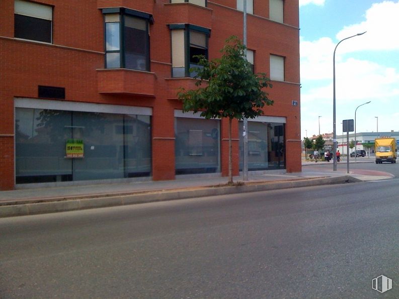 Retail for rent at Avenida Meco, s/n, Azuqueca de Henares, Guadalajara, 28805 with window, building, street light, sky, cloud, asphalt, fixture, road surface, urban design and house around