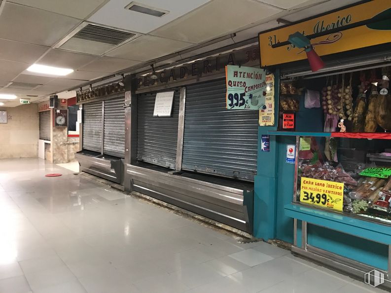 Retail for sale & for rent at Calle Boltaña, 19, San Blas - Canillejas, Madrid, 28022 with window blind, packaged goods, fixture, city, machine, building, retail, ceiling, flooring and convenience store around